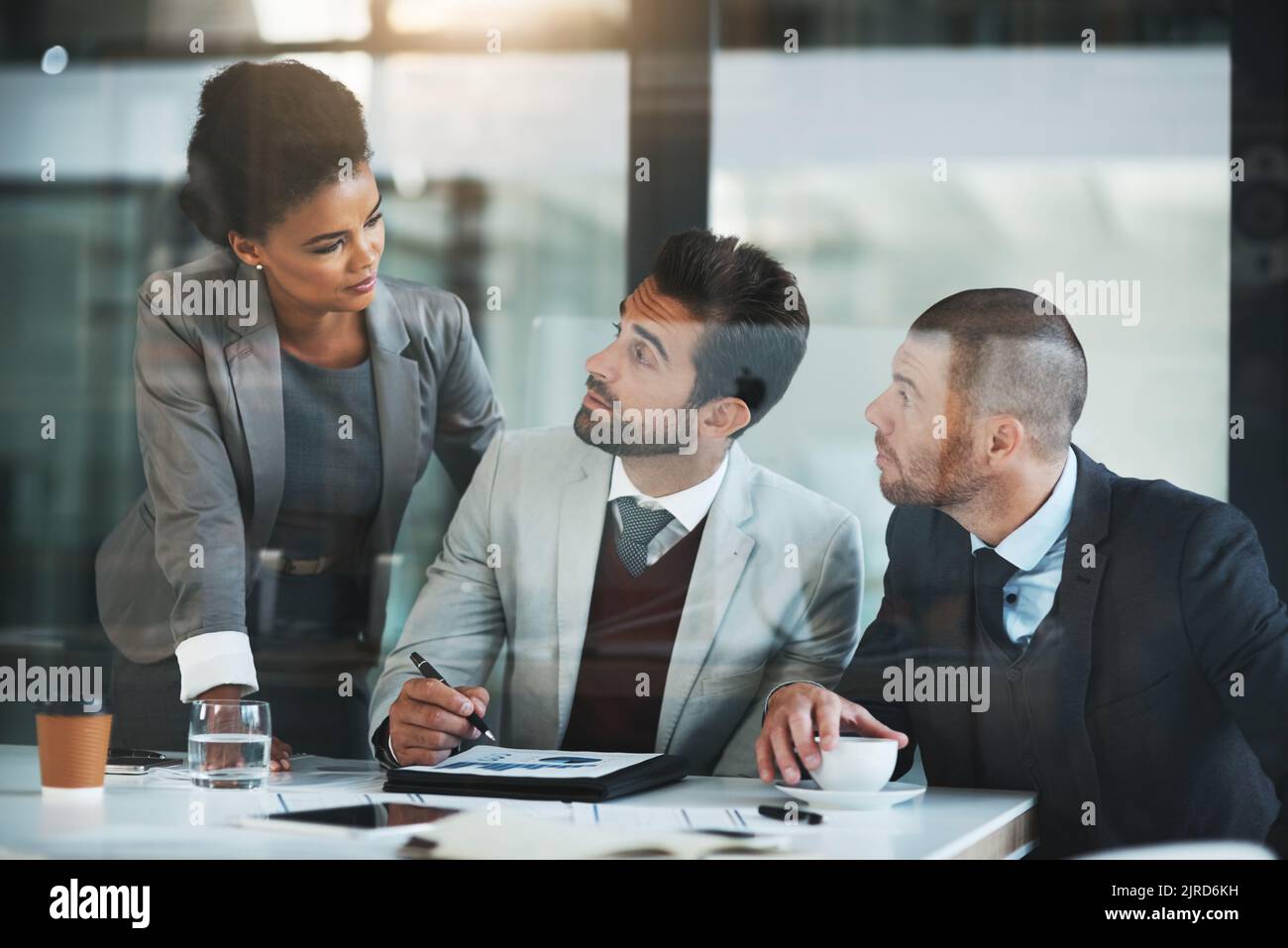 Ils ont un grand plan à mettre en place. Les hommes d'affaires travaillent ensemble au bureau. Banque D'Images