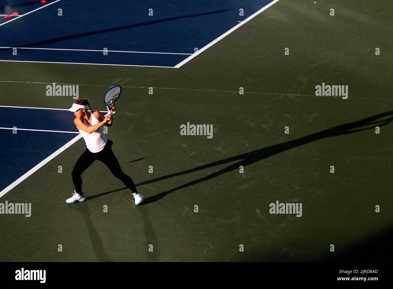 Flushing Meadows, New York, États-Unis. 23rd août 2022. Yulia Putintsevia, du Kazakhstan, jette une longue ombre tout en pratiquant aujourd'hui pour l'US Open au National tennis Center de Flushing Meadows, New York. Le tournoi commence lundi prochain. Crédit : Adam Stoltman/Alamy Live News Banque D'Images