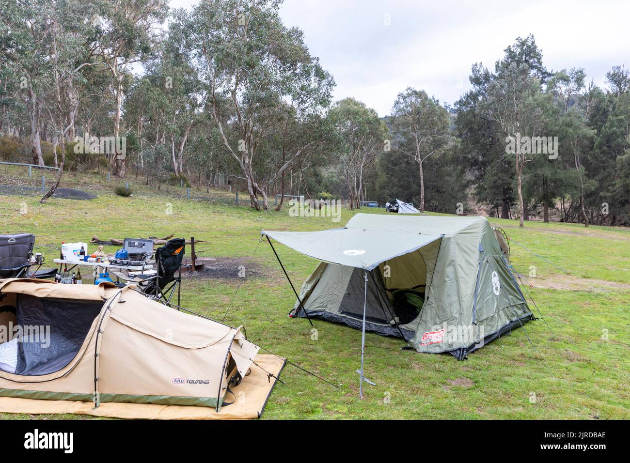 Site de camp australien avec tentes et Banque D'Images