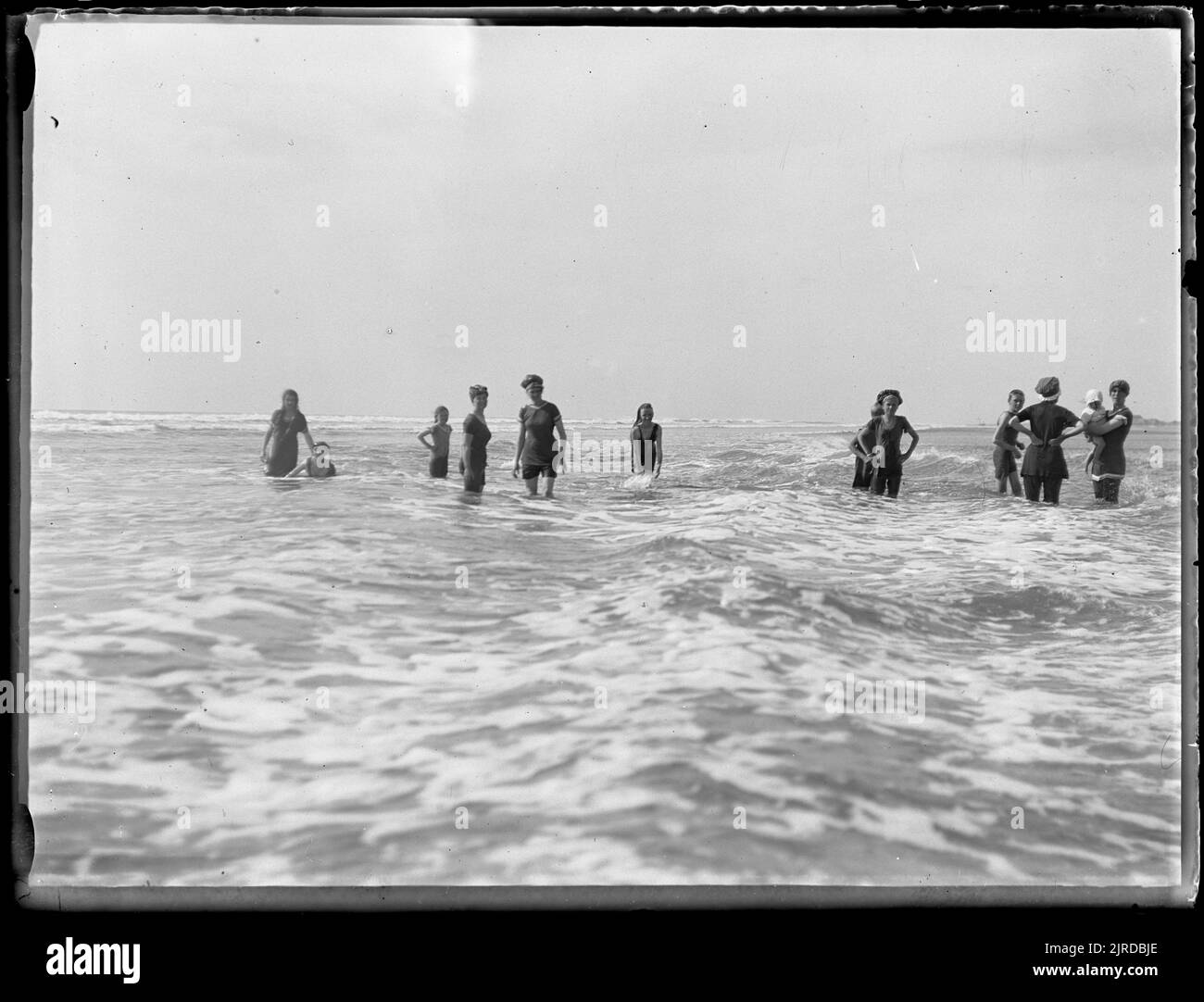 Dans le surf, 01 février 1918, par Leslie Adkin. Don de la famille G. L. Adkin, 1964. Banque D'Images