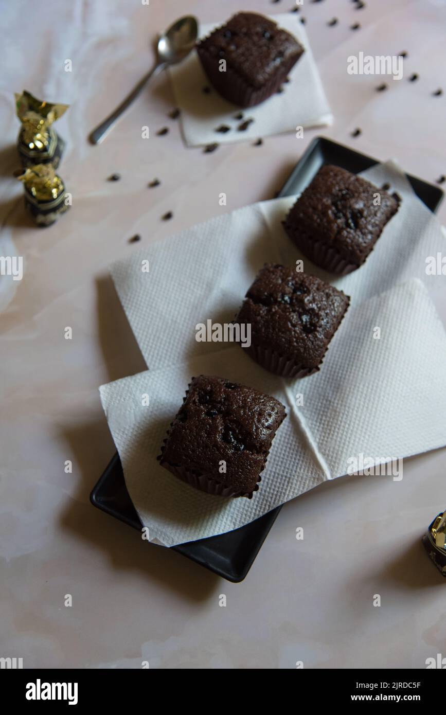 Dessert plat gâteau au chocolat. Vue de dessus, mise au point sélective. Banque D'Images