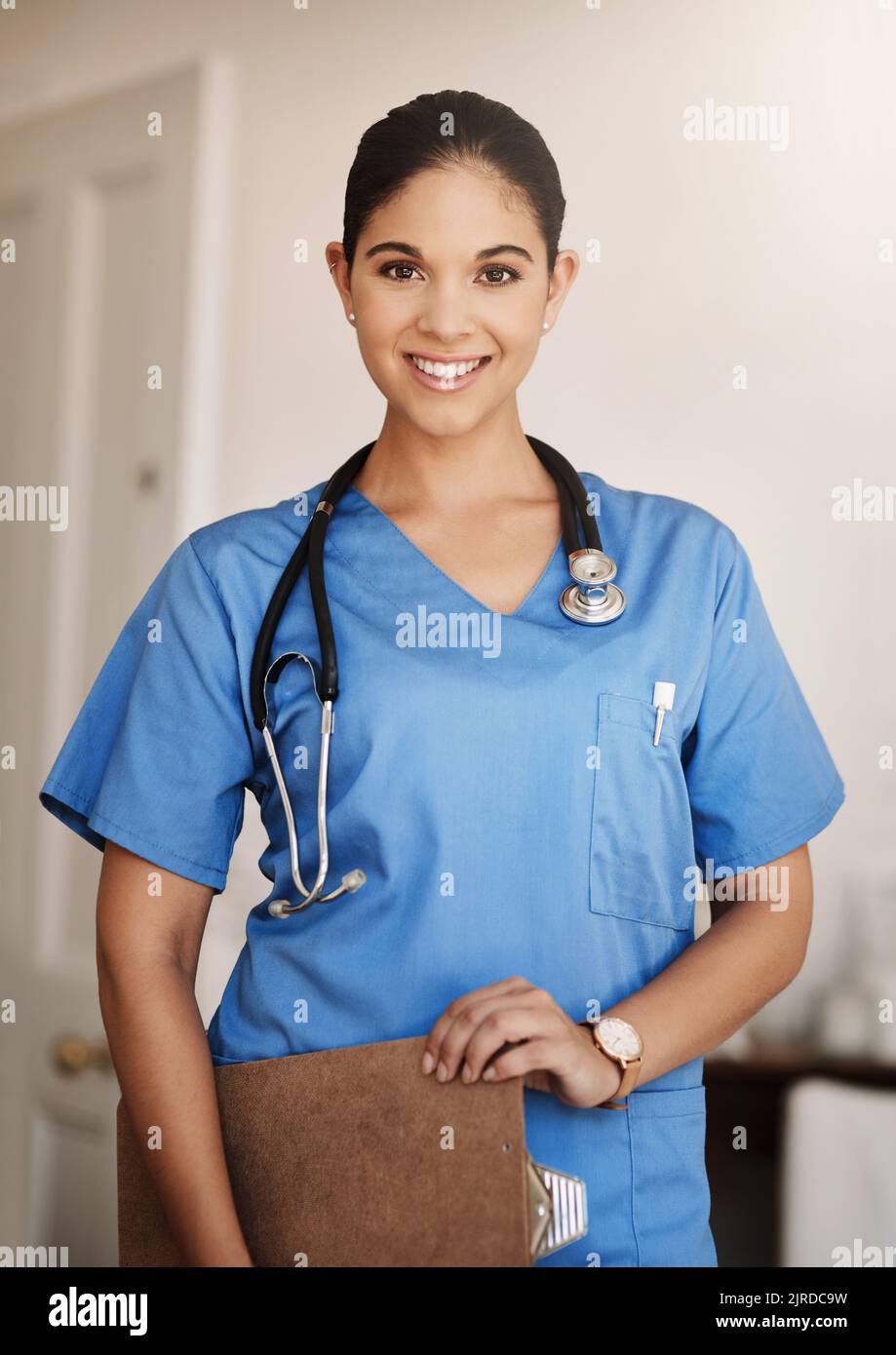 Je suis ici pour vous donner une facture de santé propre. Portrait d'une jeune médecin attirante tenant une planchette à pince dans un hôpital. Banque D'Images