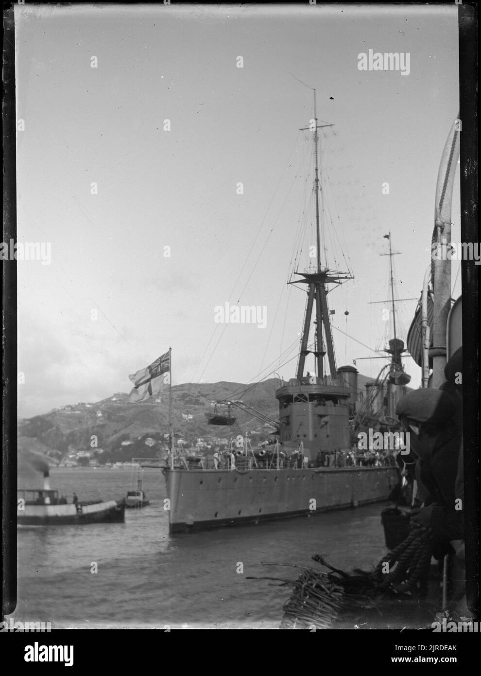 A Dominion Day: Navire, 25 septembre 1907, Wellington, par Fred Brockett. Banque D'Images
