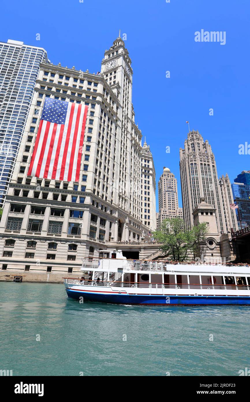 Bateau de croisière sur le fleuve Chicago, avec drapeau des États-Unis Banque D'Images