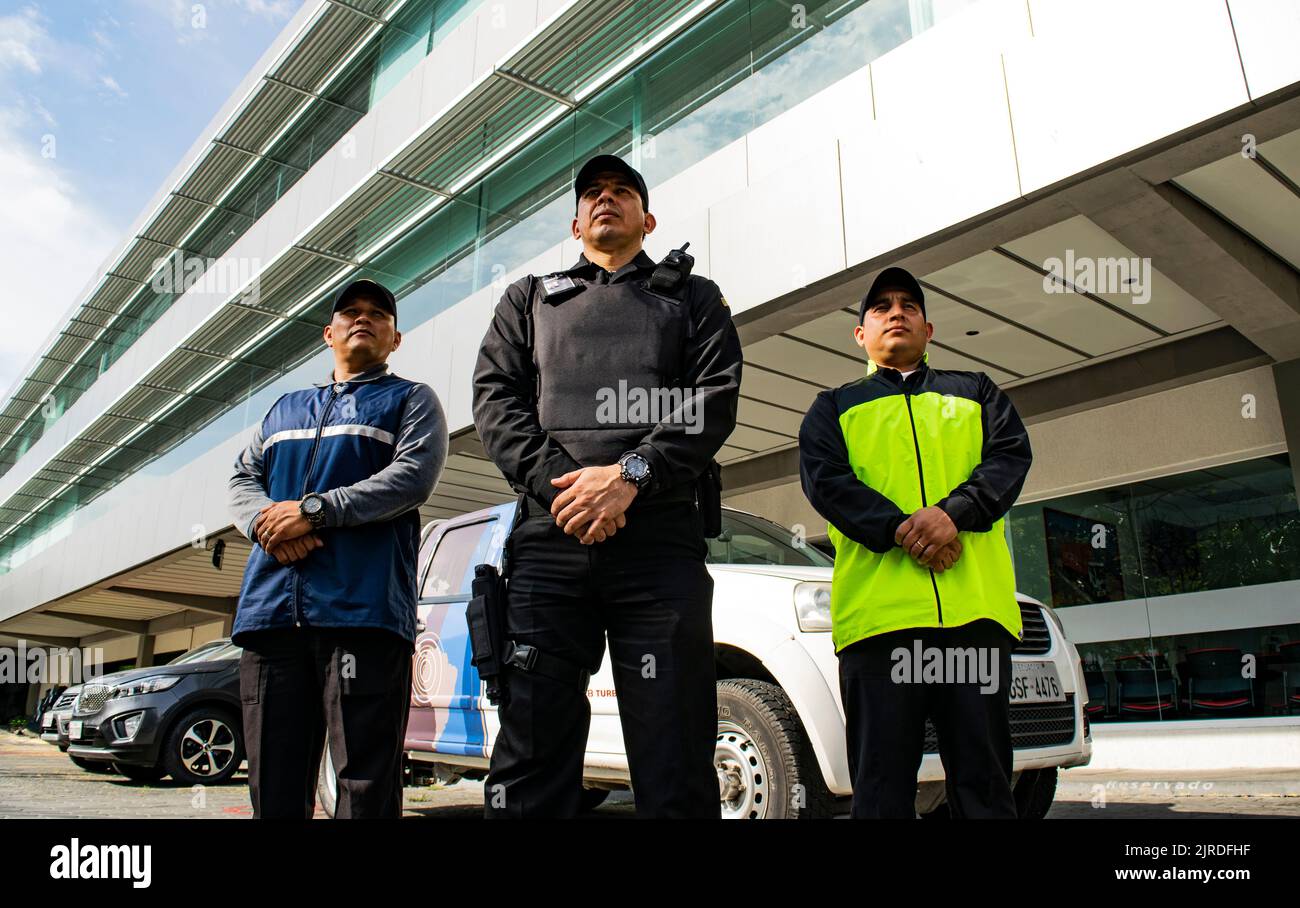 Trois agents de sécurité en Amérique latine avec différents uniformes à Guayaquil, en Équateur Banque D'Images