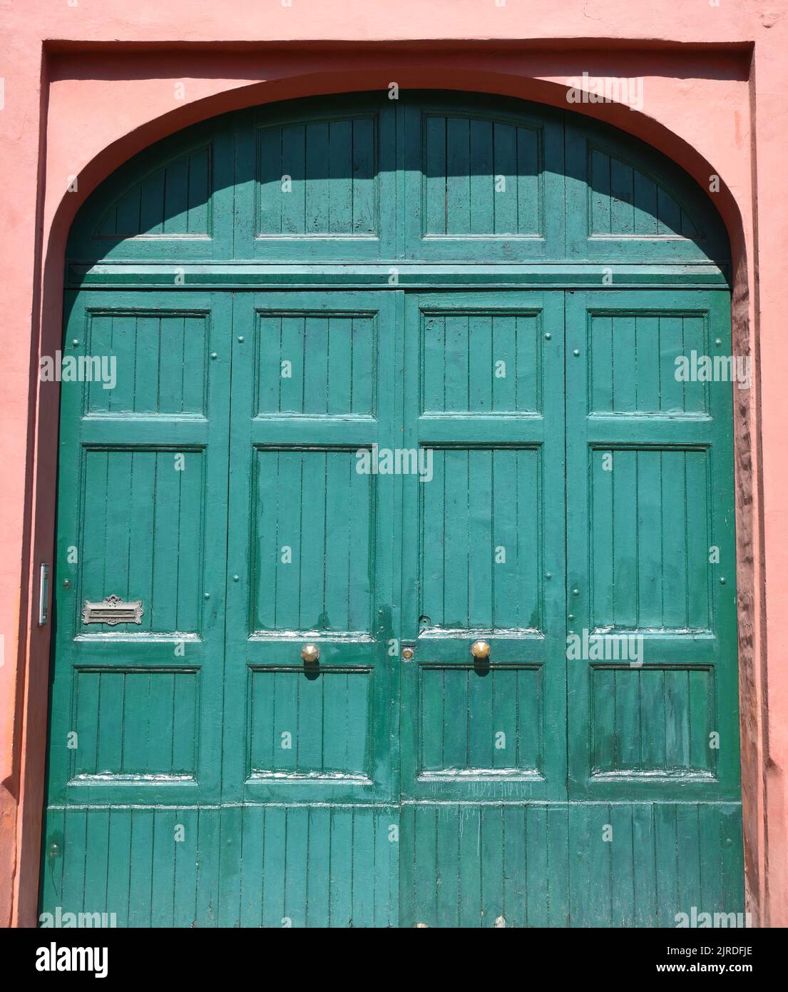 Ancienne entrée de porte vert pastel et mur rose pastel. Ravenne, Italie. Banque D'Images