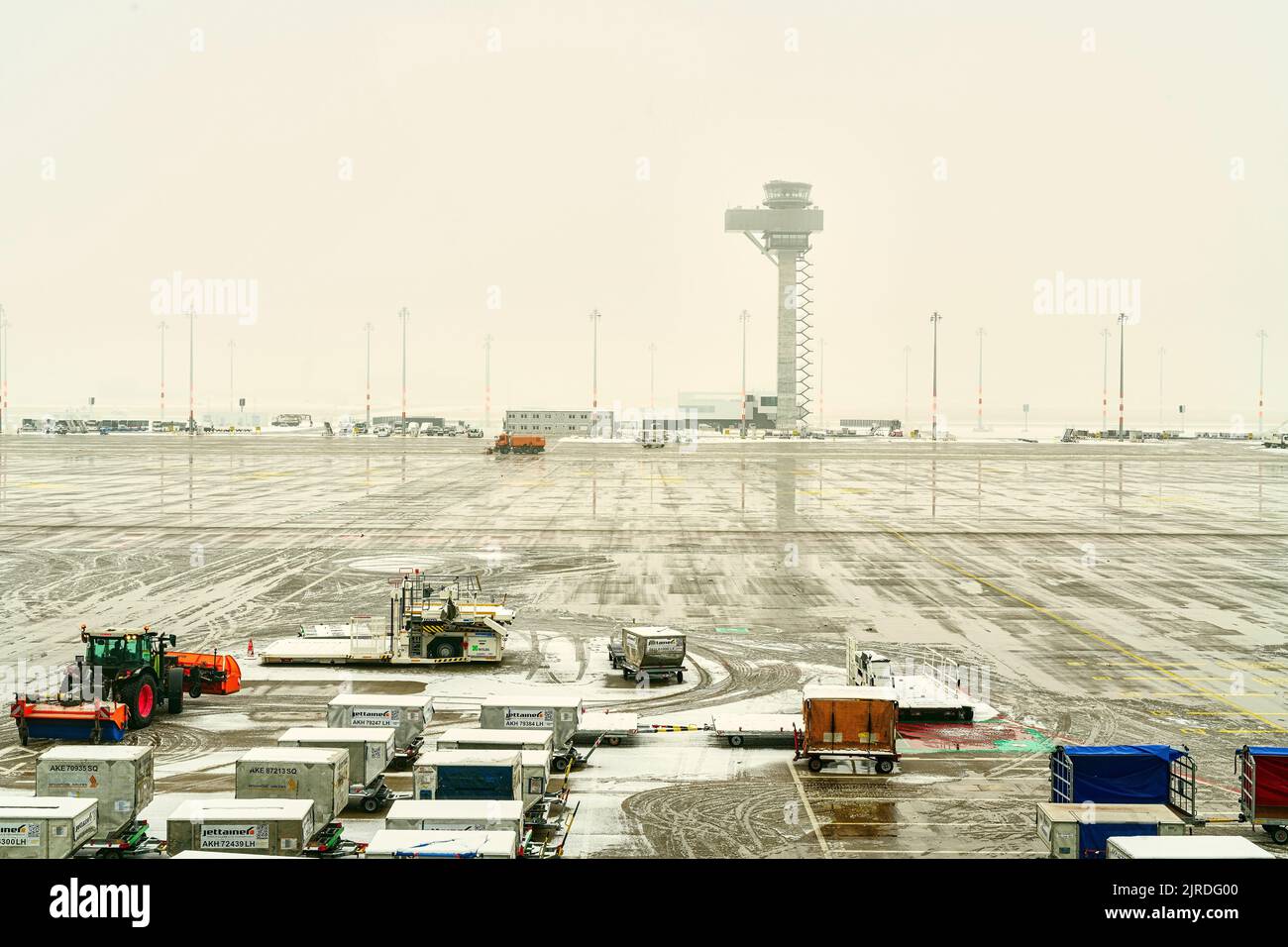 Aéroport international de Berlin dans des conditions de neige - Banque D'Images