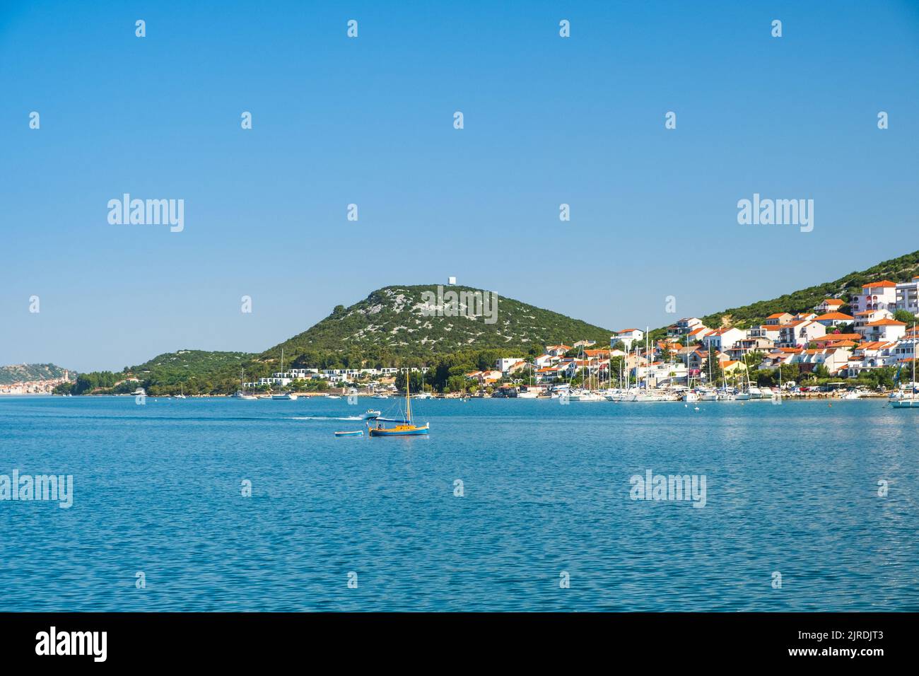 Ville côtière de Tisno sur l'île de Murter à Dalmatie, Croatie Banque D'Images