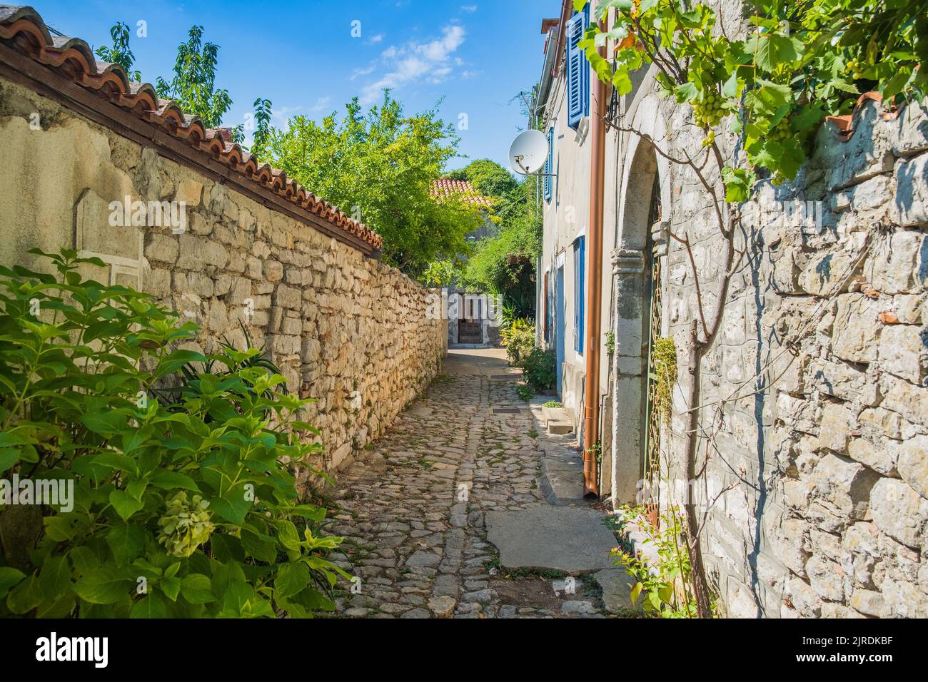 Rues romantiques de la vieille ville d'Osor sur l'île de Cres en Croatie Banque D'Images