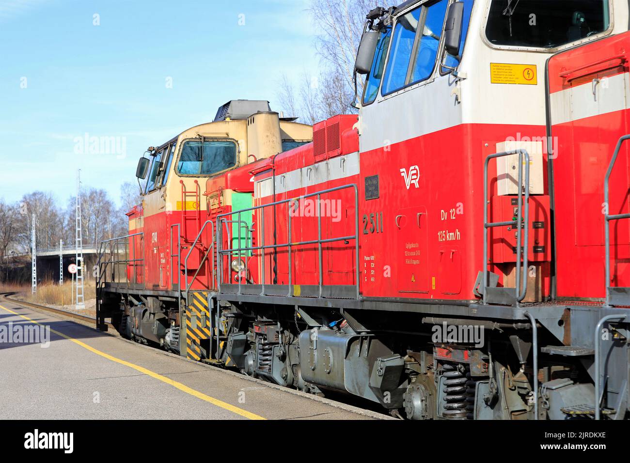 Deux locomotives diesel VR Group Dv12 fabriquées en 1960, no 2748 et 2511 dans le train de marchandises avant vers Hanko. Tammisaari, Finlande. 17 avril 2022. Banque D'Images