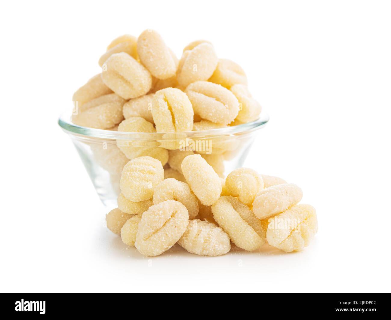 Gnocchi de pomme de terre non cuits isolés sur fond blanc. Banque D'Images