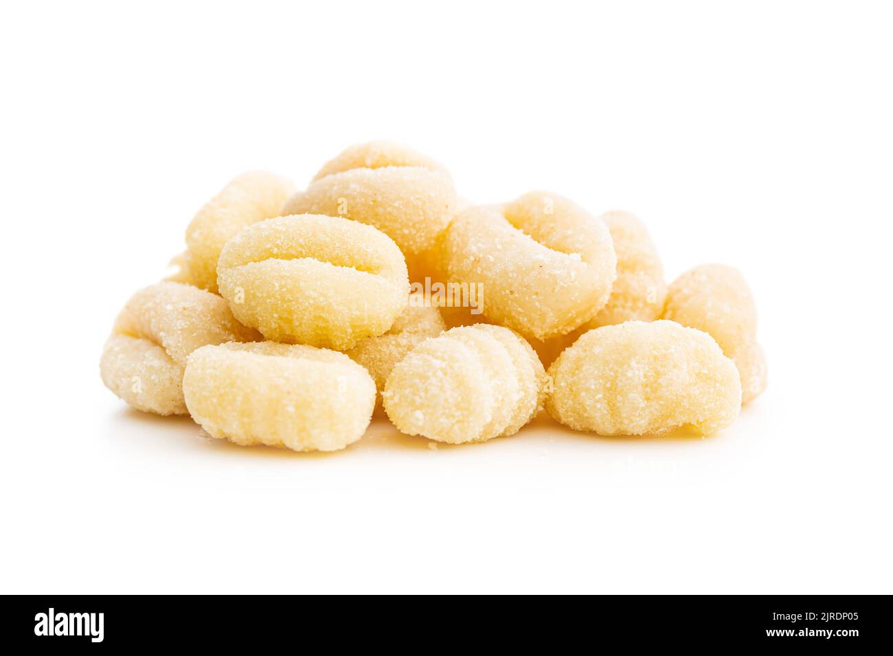 Gnocchi de pomme de terre non cuits isolés sur fond blanc. Banque D'Images