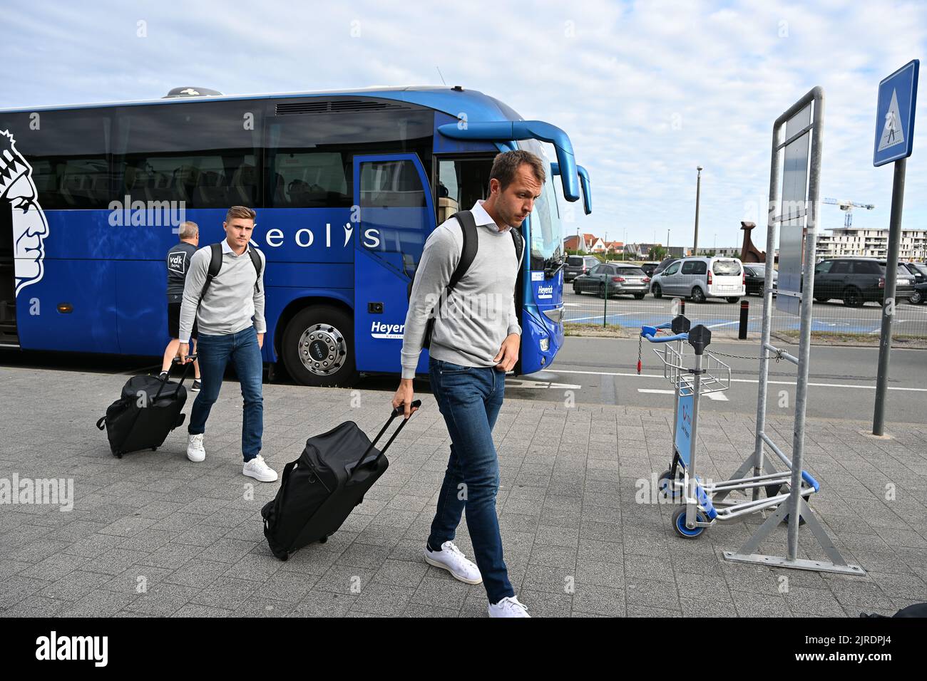 Les joueurs de Gent photographiés au départ de l'équipe belge de football KAA Gent, qui se déplace de l'aéroport d'Ostende à Nicosie, Chypre, le mercredi 24 août 2022. Demain, Gent jouera le club chypriote Omonia Nicosie dans la partie de retour des matchs de l'UEFA Europa League. BELGA PHOTO DAVID CATRY Banque D'Images