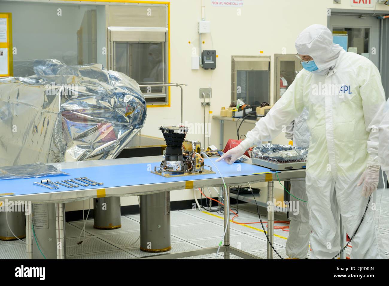 États-Unis. 18th juin 2022. Un ingénieur insectes la caméra grand angle (WAC) d'Europa Clipper l'une des deux caméras du système d'imagerie Europa (EIS dans une salle blanche du Jet propulsion Laboratory de la NASA en Californie du Sud, suite à la livraison de l'instrument conçu et construit par le Johns Hopkins Applied Physics Laboratory à JPL en juin 2022. Credit: JPL-Caltech/NASA/ZUMA Press Wire Service/ZUMAPRESS.com/Alamy Live News Banque D'Images