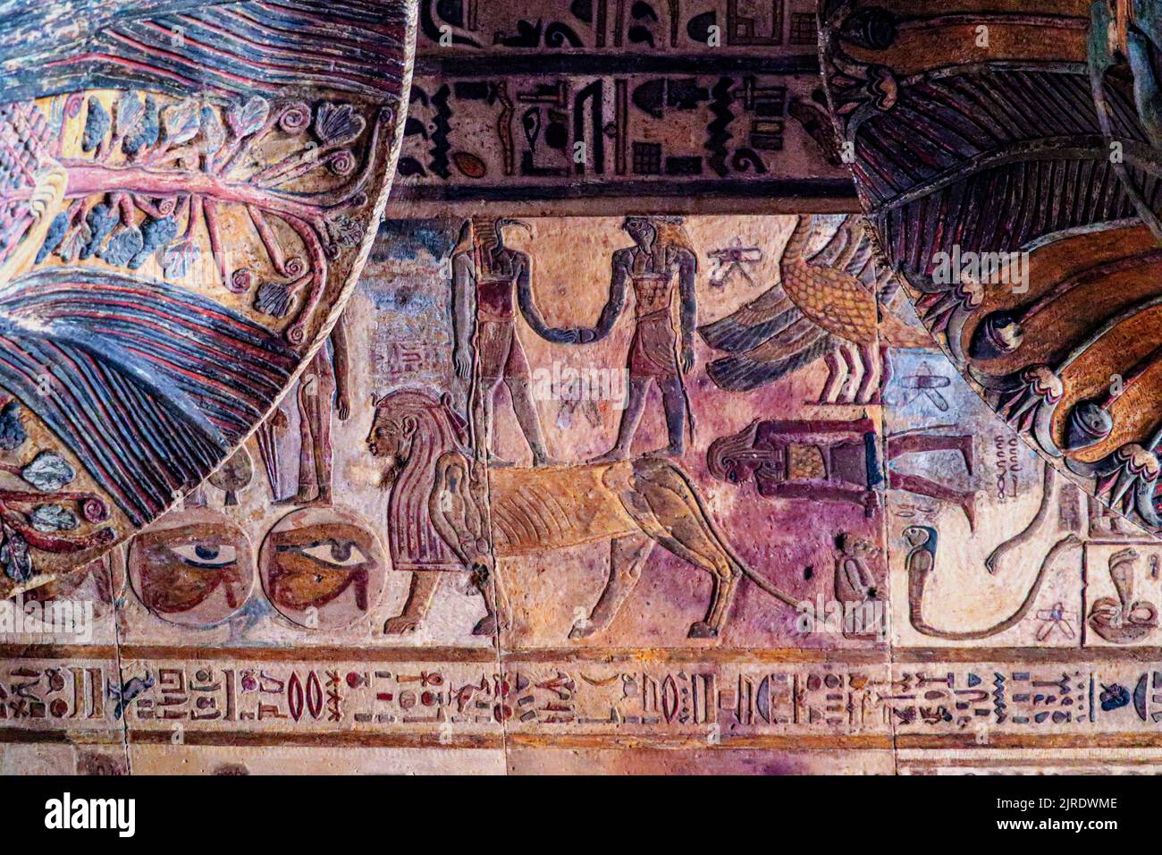 Le temple de Khnum à Esna, dédié au dieu Khnum, ses consorts Menhit et Nebtu, leur fils, Heka, et la déesse Neith. Banque D'Images