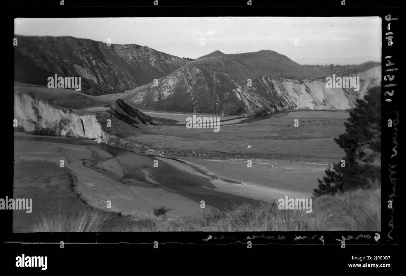 Gorge du Lower Waipara à partir de l'extrémité supérieure, 19 mai 1951, par Leslie Adkin. Banque D'Images