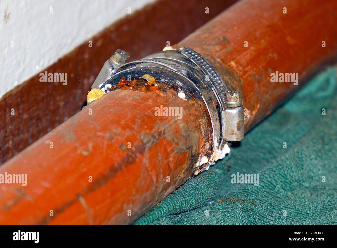 Fixer le raccord sur un tuyau d'eau qui fuit. Mise au point sélective Banque D'Images