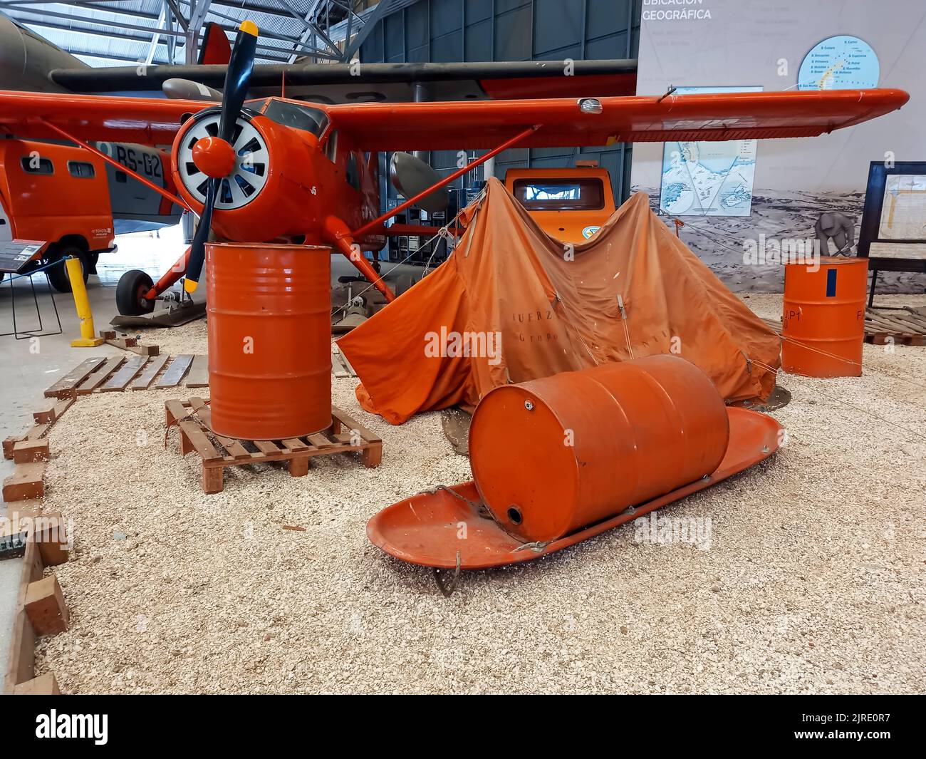 Moron, Argentine - 26 mars 2022 : représentation d'un camp antarctique. Équipement Orange. Avion, tente, tanks, traîneau. Musée national de l'aéronautique Banque D'Images