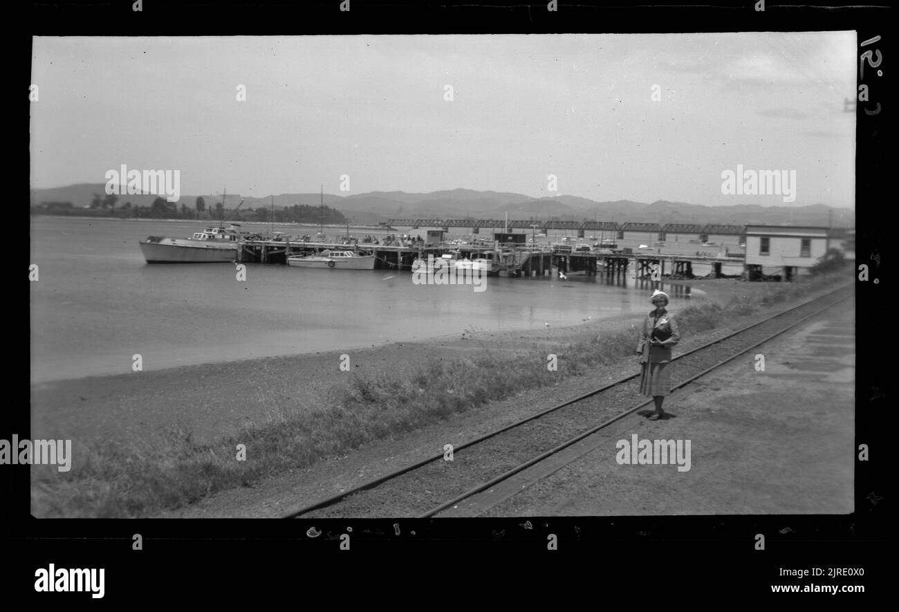 Tauranga, quai du traversier de la gare de Strand, 08 décembre 1950, par Leslie Adkin. Banque D'Images