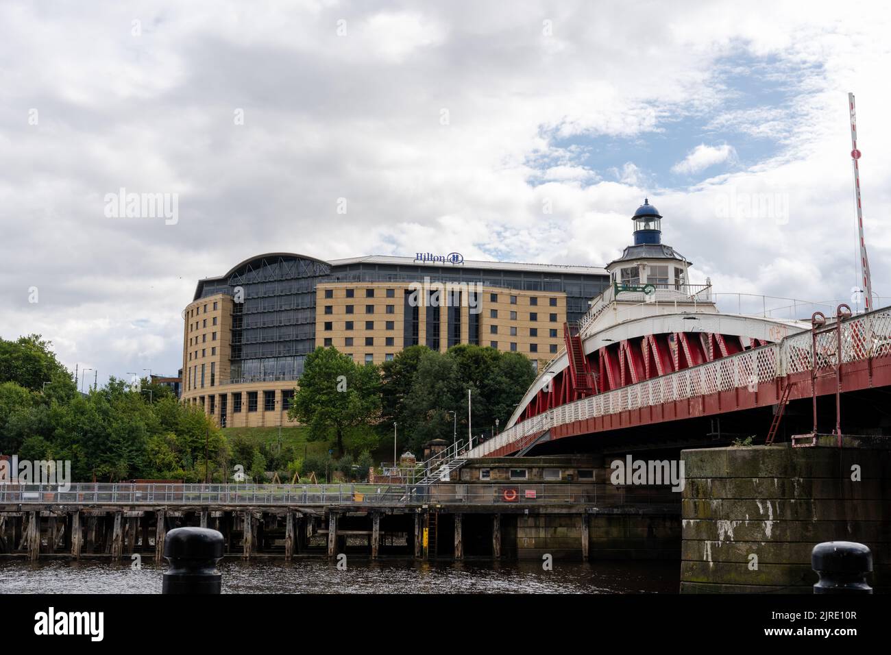 Vue sur le Quayside, Newcastle upon Tyne, Royaume-Uni, avec le pont tournant au-dessus de la rivière Tyne et l'hôtel Hilton Gateshead. Banque D'Images