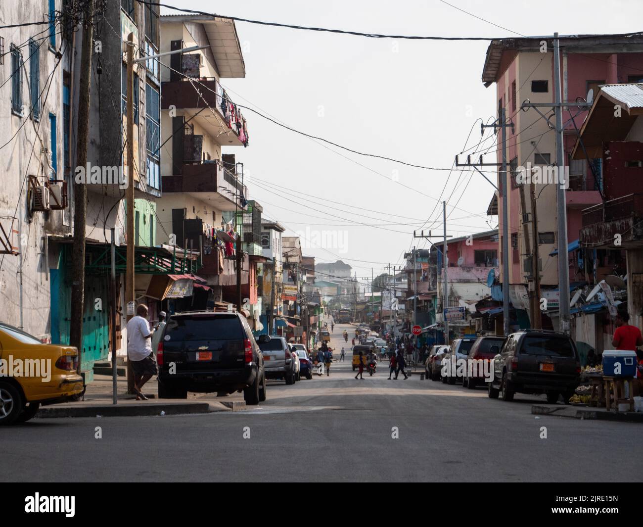 Une rue animée et des bâtiments résidentiels du centre de Monrovia au Libéria Banque D'Images