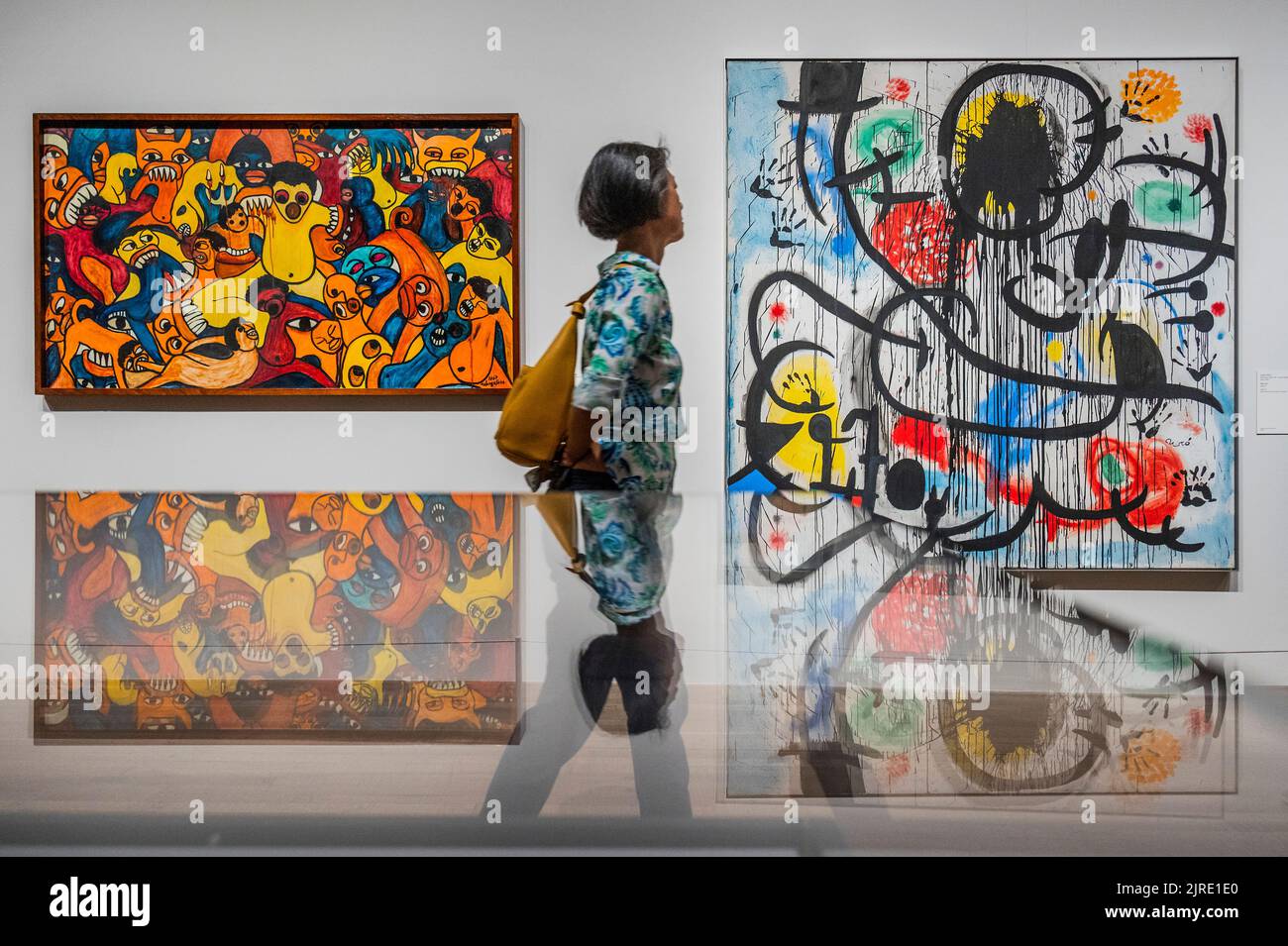 Londres, Royaume-Uni. 23rd août 2022. Malangatana Ngwenya, Untitled, 1967, et Joan Miro, Mai '68 - la dernière semaine de Surréalisme au-delà des frontières dans les Galeries Eyal Ofer à la Tate Modern. Sur la base de recherches approfondies, l'exposition a atteint le monde entier et plus de 50 ans. Il a montré comment les artistes du monde entier ont été inspirés et unis par le surréalisme. Crédit : Guy Bell/Alay Live News Banque D'Images