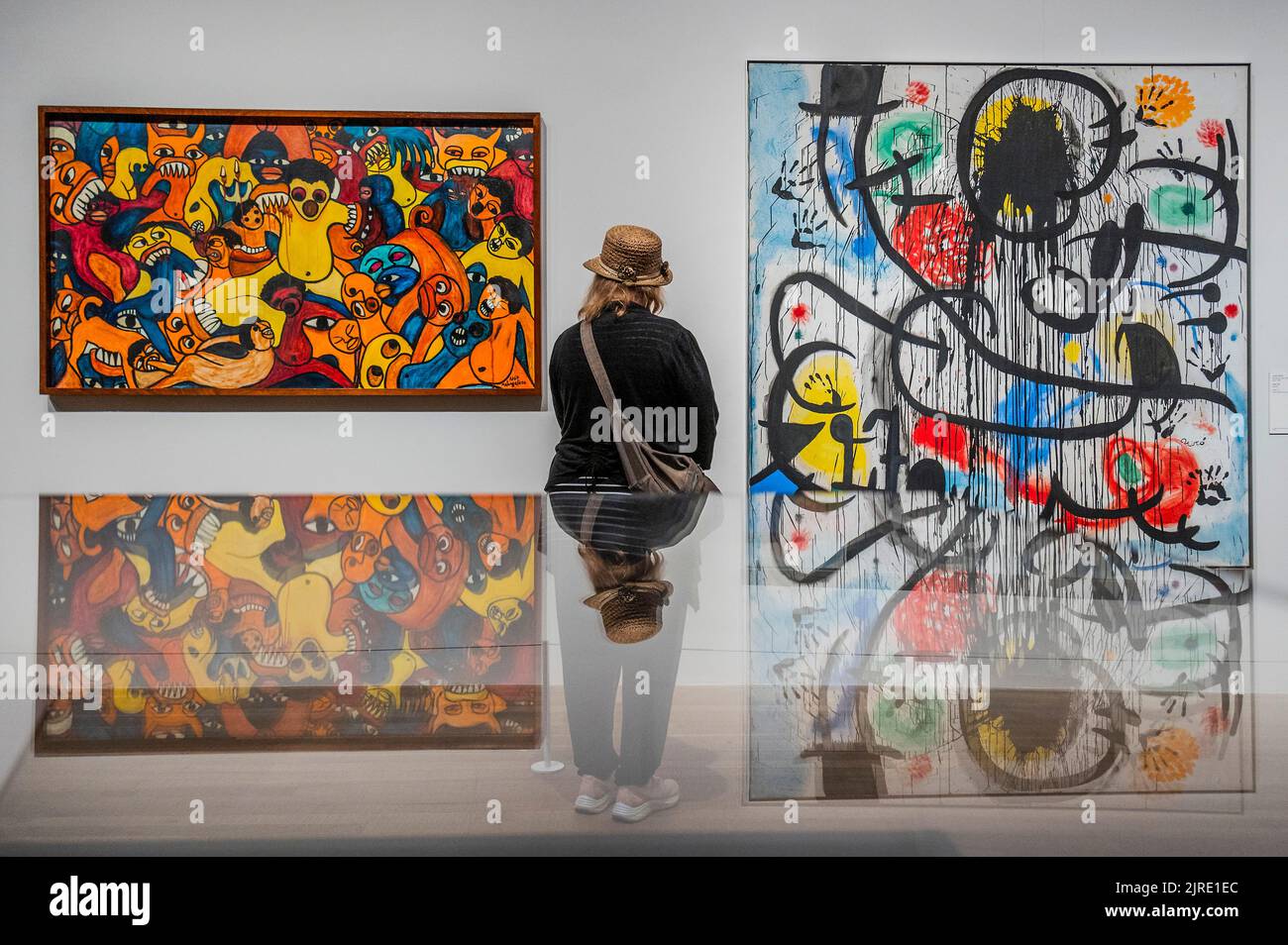 Londres, Royaume-Uni. 23rd août 2022. Malangatana Ngwenya, Untitled, 1967, et Joan Miro, Mai '68 - la dernière semaine de Surréalisme au-delà des frontières dans les Galeries Eyal Ofer à la Tate Modern. Sur la base de recherches approfondies, l'exposition a atteint le monde entier et plus de 50 ans. Il a montré comment les artistes du monde entier ont été inspirés et unis par le surréalisme. Crédit : Guy Bell/Alay Live News Banque D'Images
