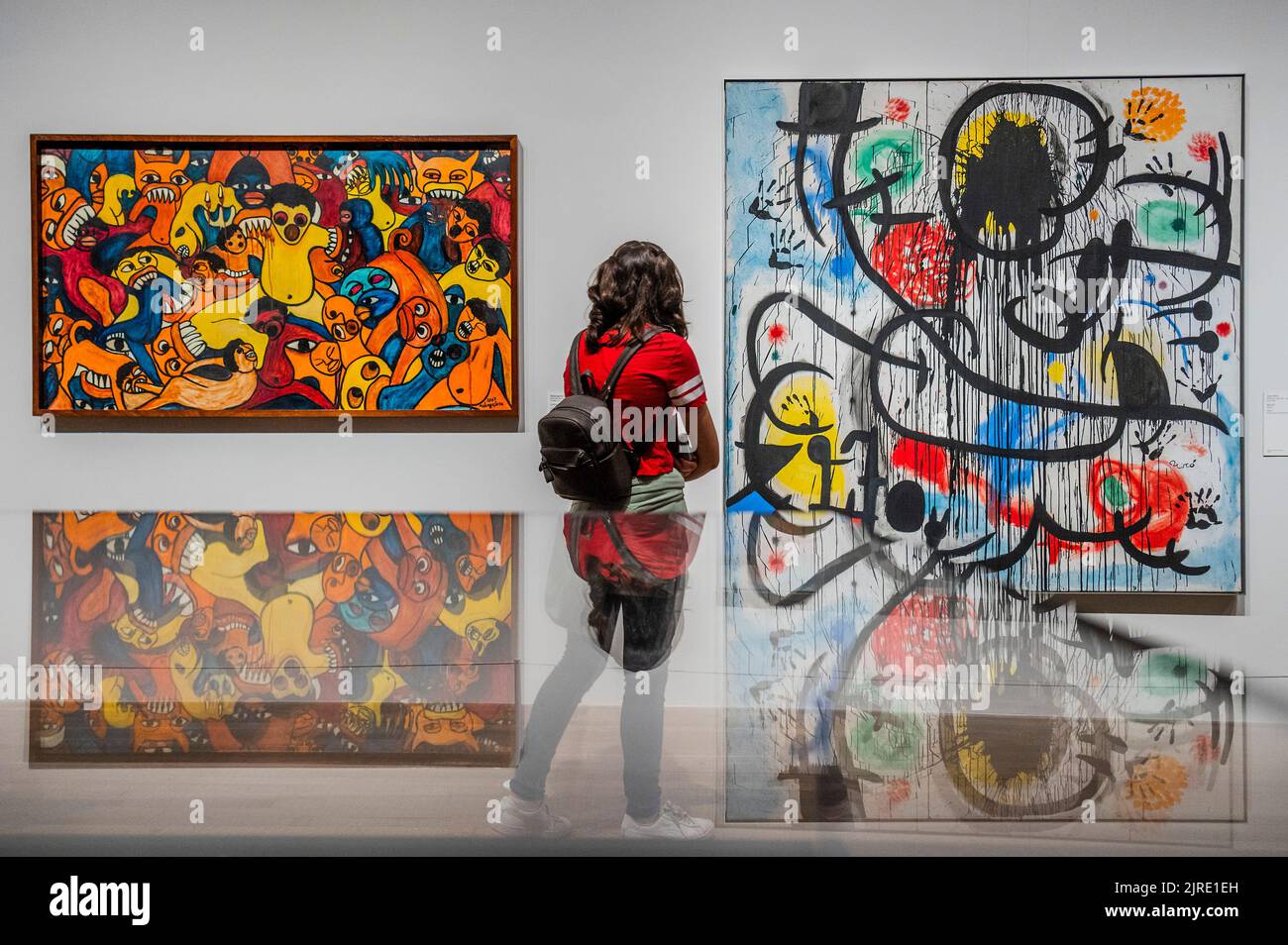 Londres, Royaume-Uni. 23rd août 2022. Malangatana Ngwenya, Untitled, 1967, et Joan Miro, Mai '68 - la dernière semaine de Surréalisme au-delà des frontières dans les Galeries Eyal Ofer à la Tate Modern. Sur la base de recherches approfondies, l'exposition a atteint le monde entier et plus de 50 ans. Il a montré comment les artistes du monde entier ont été inspirés et unis par le surréalisme. Crédit : Guy Bell/Alay Live News Banque D'Images