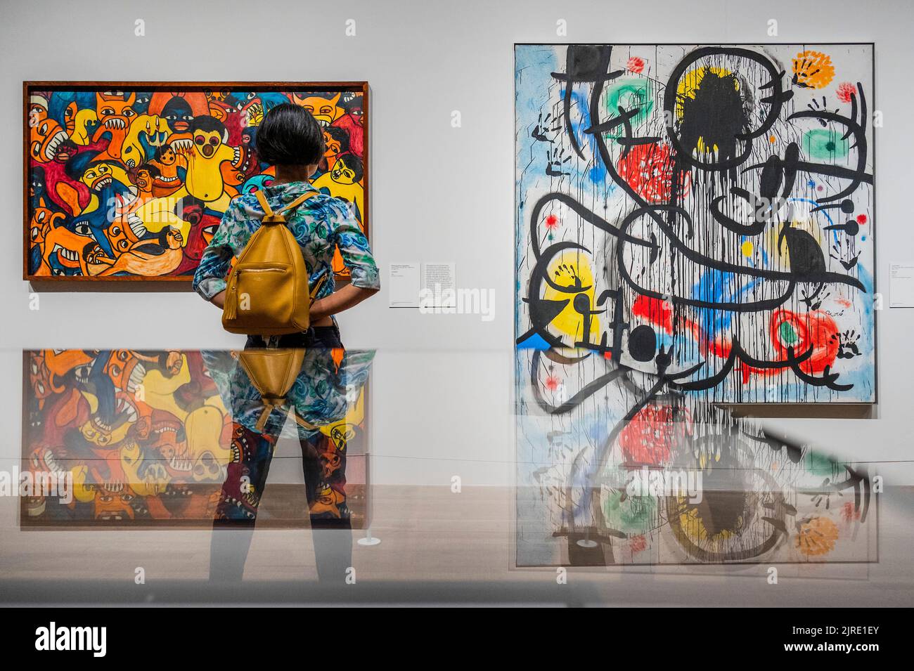 Londres, Royaume-Uni. 23rd août 2022. Malangatana Ngwenya, Untitled, 1967, et Joan Miro, Mai '68 - la dernière semaine de Surréalisme au-delà des frontières dans les Galeries Eyal Ofer à la Tate Modern. Sur la base de recherches approfondies, l'exposition a atteint le monde entier et plus de 50 ans. Il a montré comment les artistes du monde entier ont été inspirés et unis par le surréalisme. Crédit : Guy Bell/Alay Live News Banque D'Images