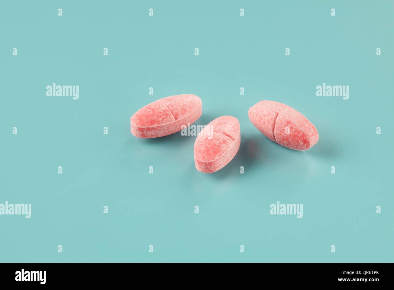 Trois médicaments sous forme de caplets roses Banque D'Images
