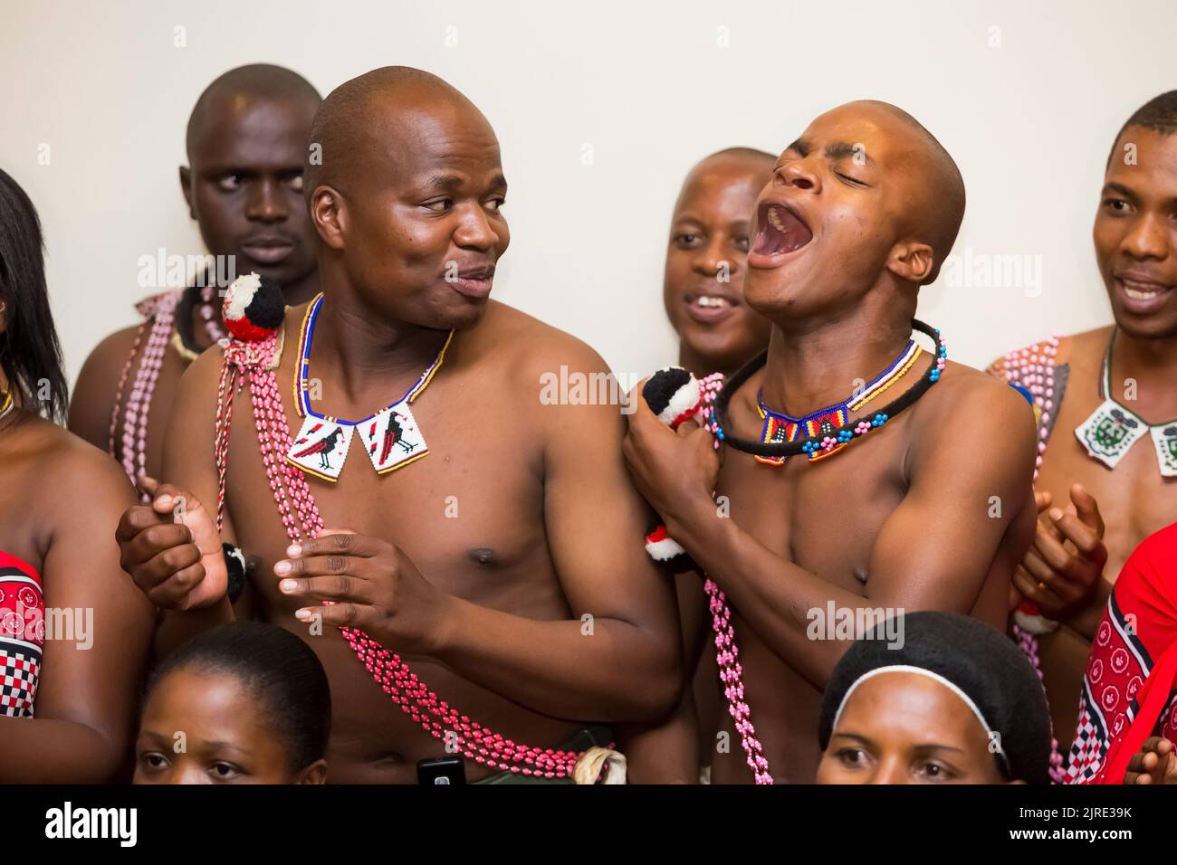 Mbabane, Swaziland - 21 mars 2013: Chanteurs swazis portant une jarbe traditionnelle Banque D'Images