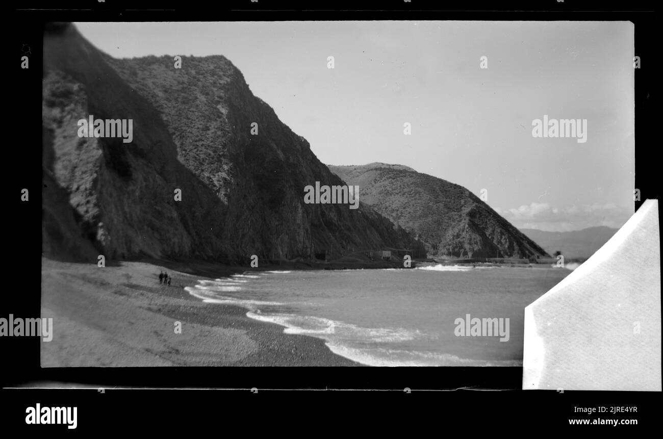 Les facettes de la falaise entre la piste et la bande STM, en regardant à l'est de la marge SW de la ceinture de sécurité. Barbonner les crêtes de plage avec des cuspides à l'avant-plan gauche, 26 mars 1949, par Leslie Adkin. Banque D'Images