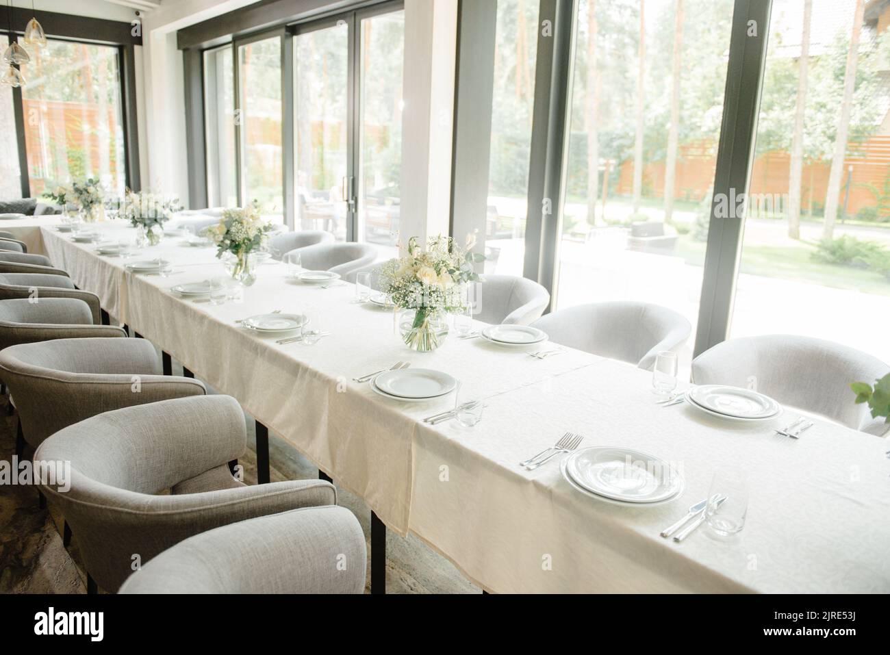Table de réception de mariage dans le restaurant décoré de bougies blanches et de fleurs. Banque D'Images