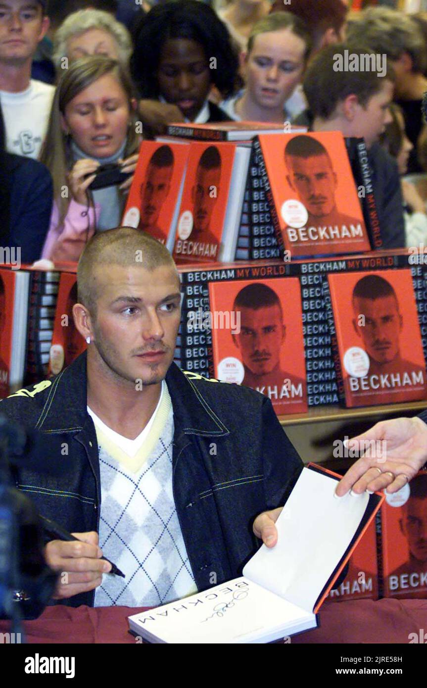 DAVID BECKHAM À WH. MAGASIN DE LIVRES SMITH, CENTRE TRAFFORD PENDANT LA SIGNATURE DE SON NOUVEAU LIVRE 'MY WORLD'.MANCHESTER. PHOTO : GARY ROBERTS Banque D'Images