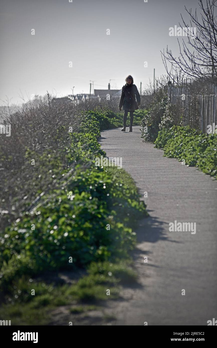 solitaty femme d'âge moyen marchant vers caméra pakefield falaises lowestoft suffolk angleterre Banque D'Images