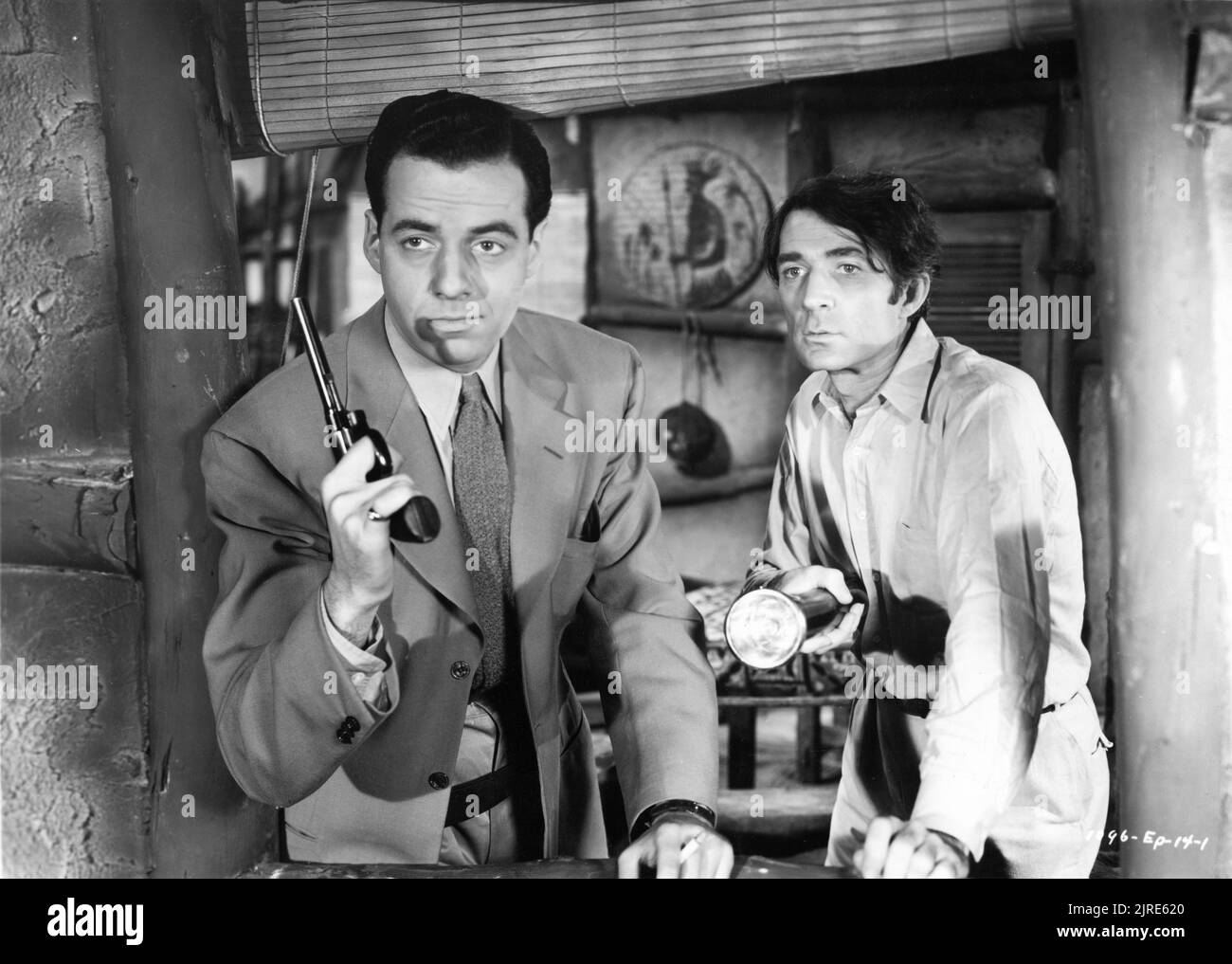 GERALD MOHR comme Slick Latimer et TREVOR BARDETTE comme Bradley Meredith dans l'épisode 14 du chapitre 15 série JUNGLE FILLE 1941 réalisateurs JOHN ENGLISH et WILLIAM WITNEY basé vaguement sur le roman d'Edgar Rice Burroughs ensemble décoration Morris Braun producteur associé Hiram S. Brown Jr. République Pictures Banque D'Images