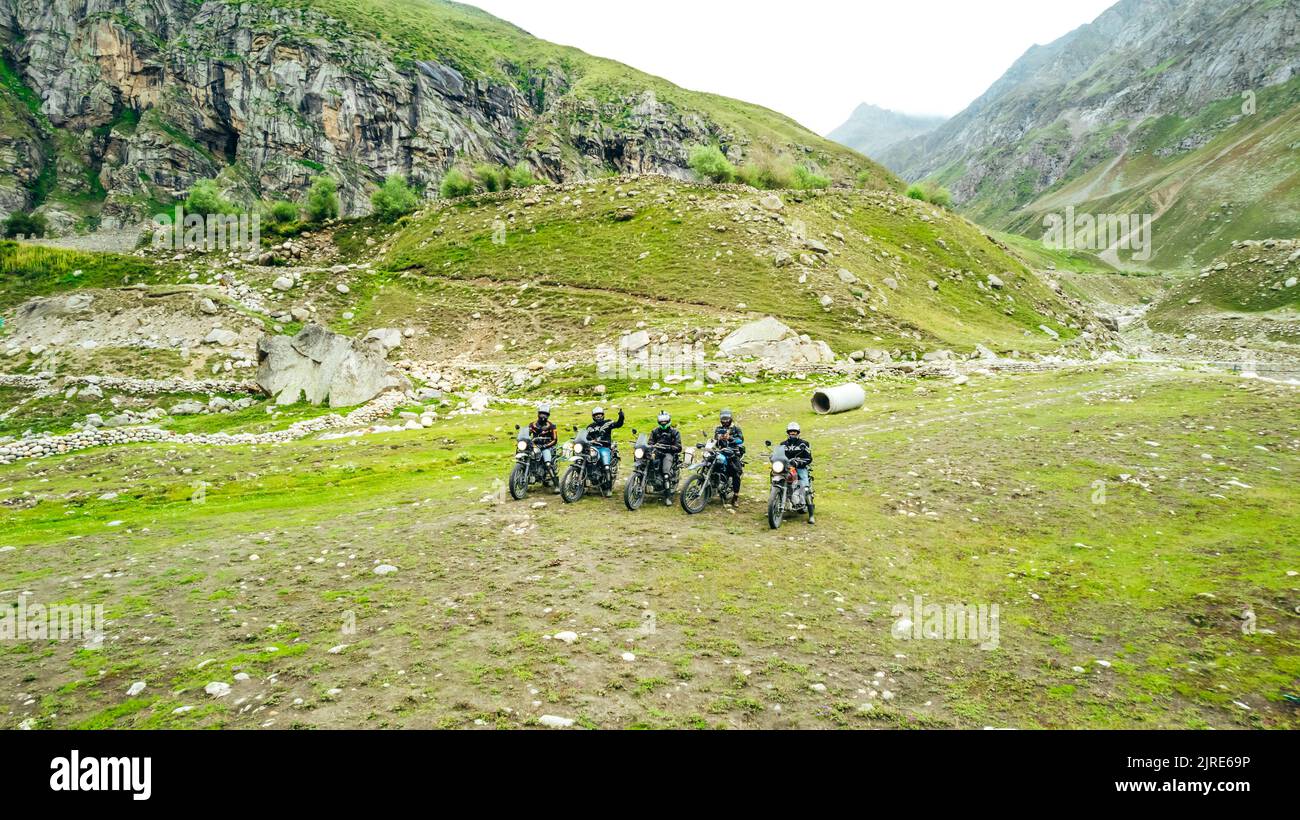 Groupe de motos en tournée Spiti Valley dans l'Himachal Pradesh Inde entouré de montagnes, aériennes Banque D'Images