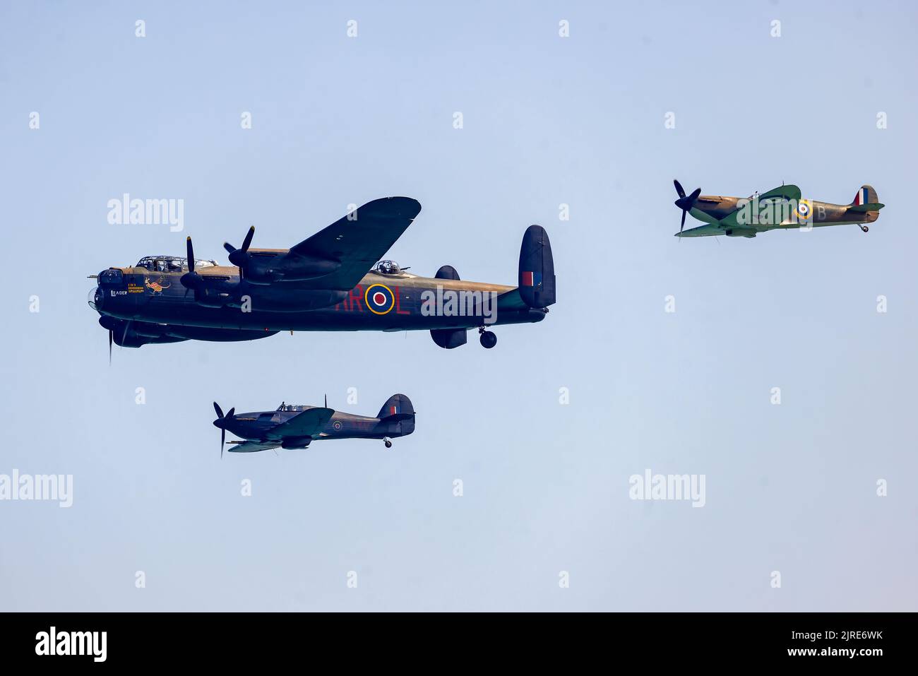 Eastbourne, East Sussex, Royaume-Uni. Avec le vol commémoratif de la bataille de Grande-Bretagne avec l'Avro Lancaster (au centre), le Supermarine Spitfire (à droite) et l'ouragan Hawker (en bas) apparaissant à Eastbourne Airshow 2022, Airbourne, avec des avions et des flybys vus d'Eastbourne Beach. 18th août 2022 Banque D'Images