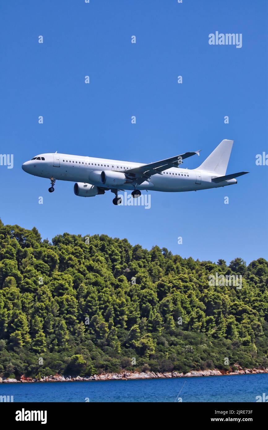 Un cliché vertical d'un atterrissage en A320 à l'aéroport de Skiathos en Grèce Banque D'Images