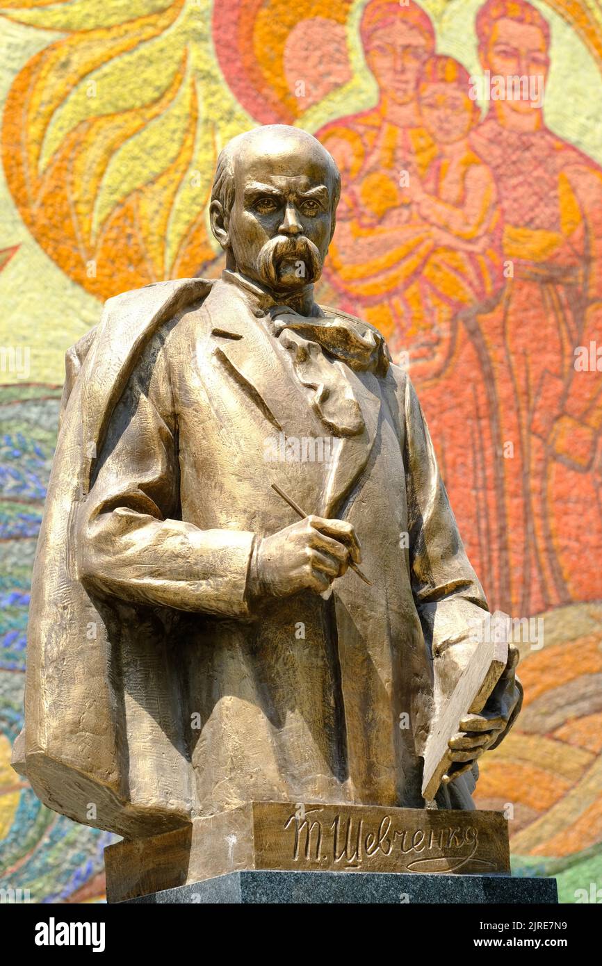 Tachkent Ouzbékistan statue de Taras Shevchenko auteur, poète et peintre ukrainien devant une mosaïque colorée relative à ses œuvres. Banque D'Images
