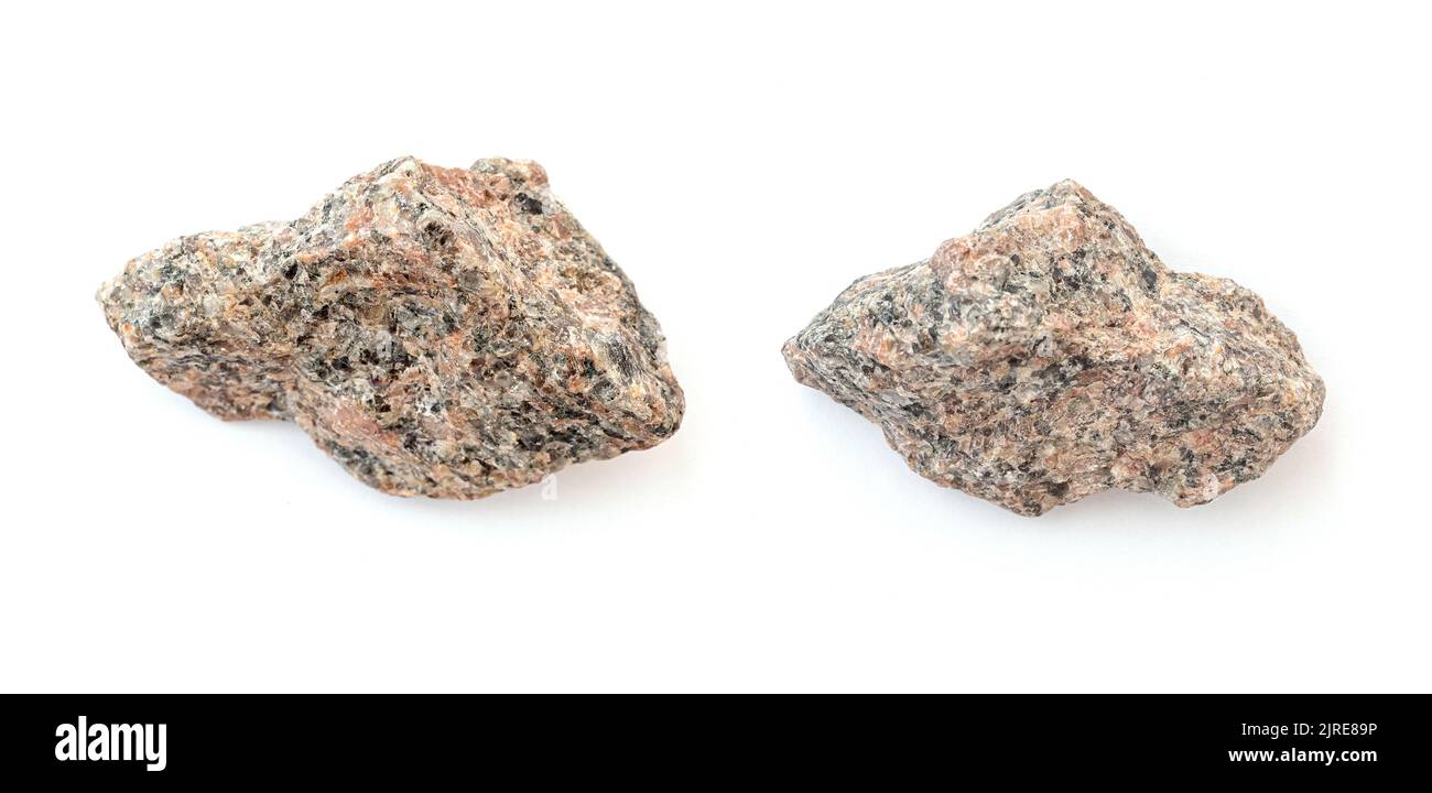 Deux morceaux de pierres de granit cassées isolées sur blanc Banque D'Images