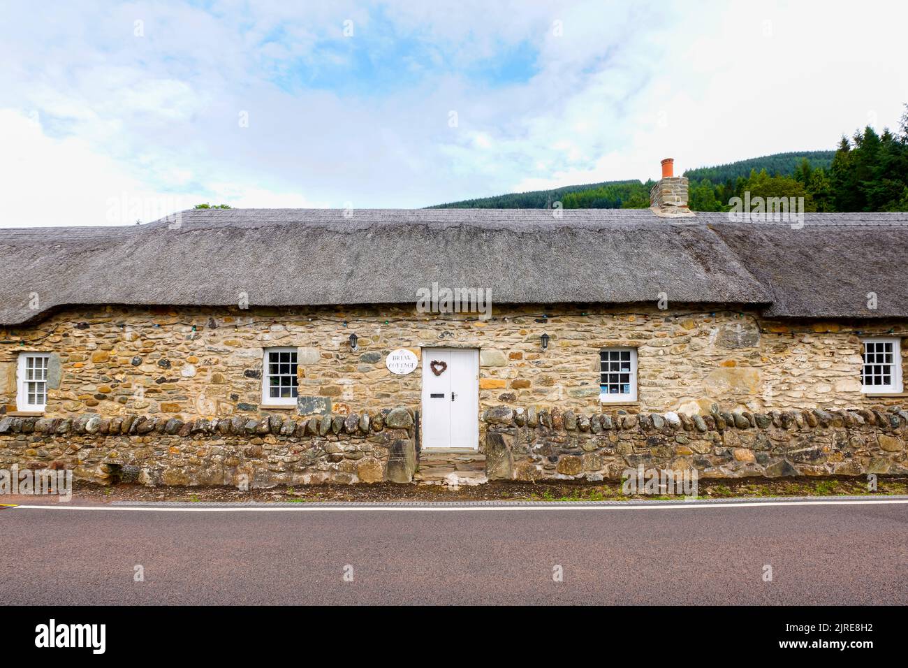 Chalet traditionnel de chaume par Loch Earn dans le village de Lochearnhead, Scotlend. Banque D'Images