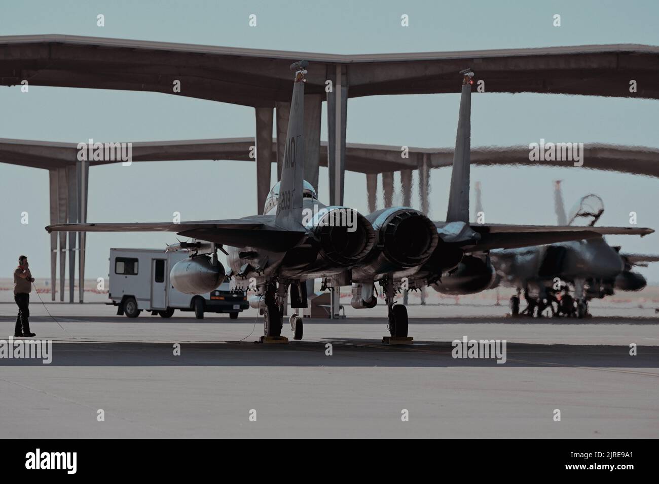 Un Airman de la U.S. Air Force prépare un F-15E Strike Eagle pour prendre un taxi sur la piste, le 22 août 2022, à la base aérienne de Mountain Home, Idaho. Le F-15E est équipé de deux moteurs Pratt & Whitney F100-PW-220 ou 229 qui intègrent une technologie numérique avancée pour des performances améliorées. (É.-U. Photo de la Force aérienne par Airman 1st Class Alexandria Byrd) Banque D'Images