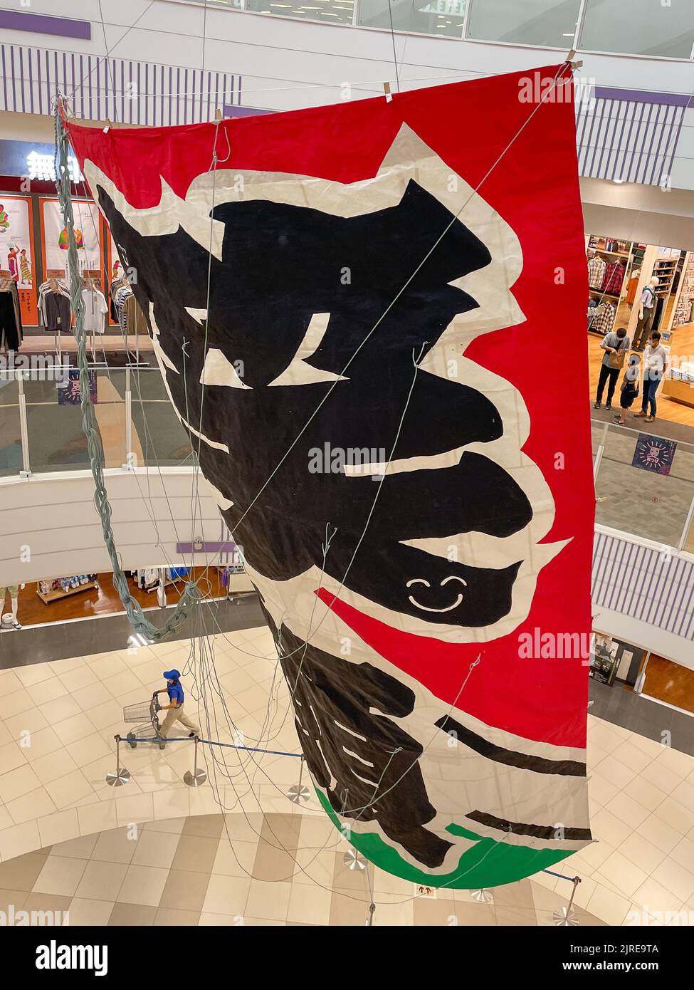 Un cerf-volant géant a survolé pendant le festival Kasukabe Gian Kite avec les couleurs de la ville accrochées au plafond d'un centre commercial EON. Banque D'Images