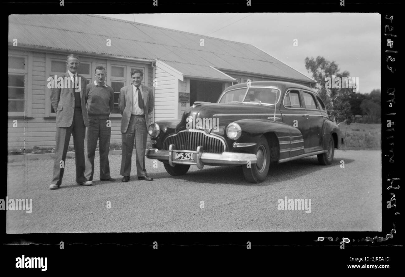 Au bureau de Keller, Mangaroa, Hutt Valley, 25 février 1953, par Leslie Adkin. Banque D'Images