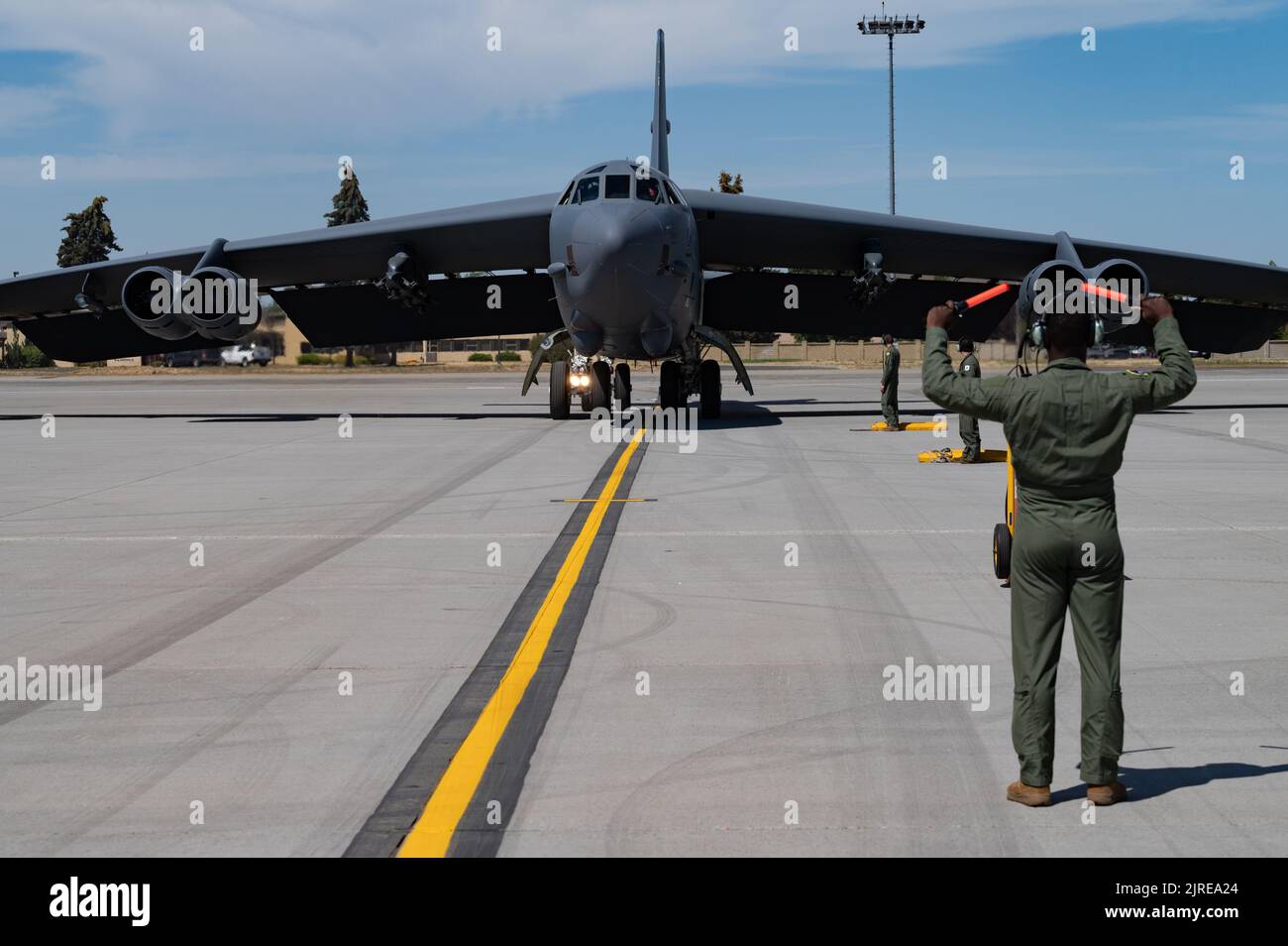 Sgt. Maître Anthony Williams, directeur de production de l'escadron de maintenance des aéronefs 2nd, commande un B-52H Stratofortress sur la ligne de vol de la base aérienne de Fairchild, Washington, au cours d'un exercice Agile combat Employment, le 16 août 2022. Le B-52 est un bombardier lourd conventionnel et nucléaire à longue portée qui peut effectuer diverses missions. (É.-U. Photo de la Force aérienne par le premier Airman Chase Sullivan) Banque D'Images