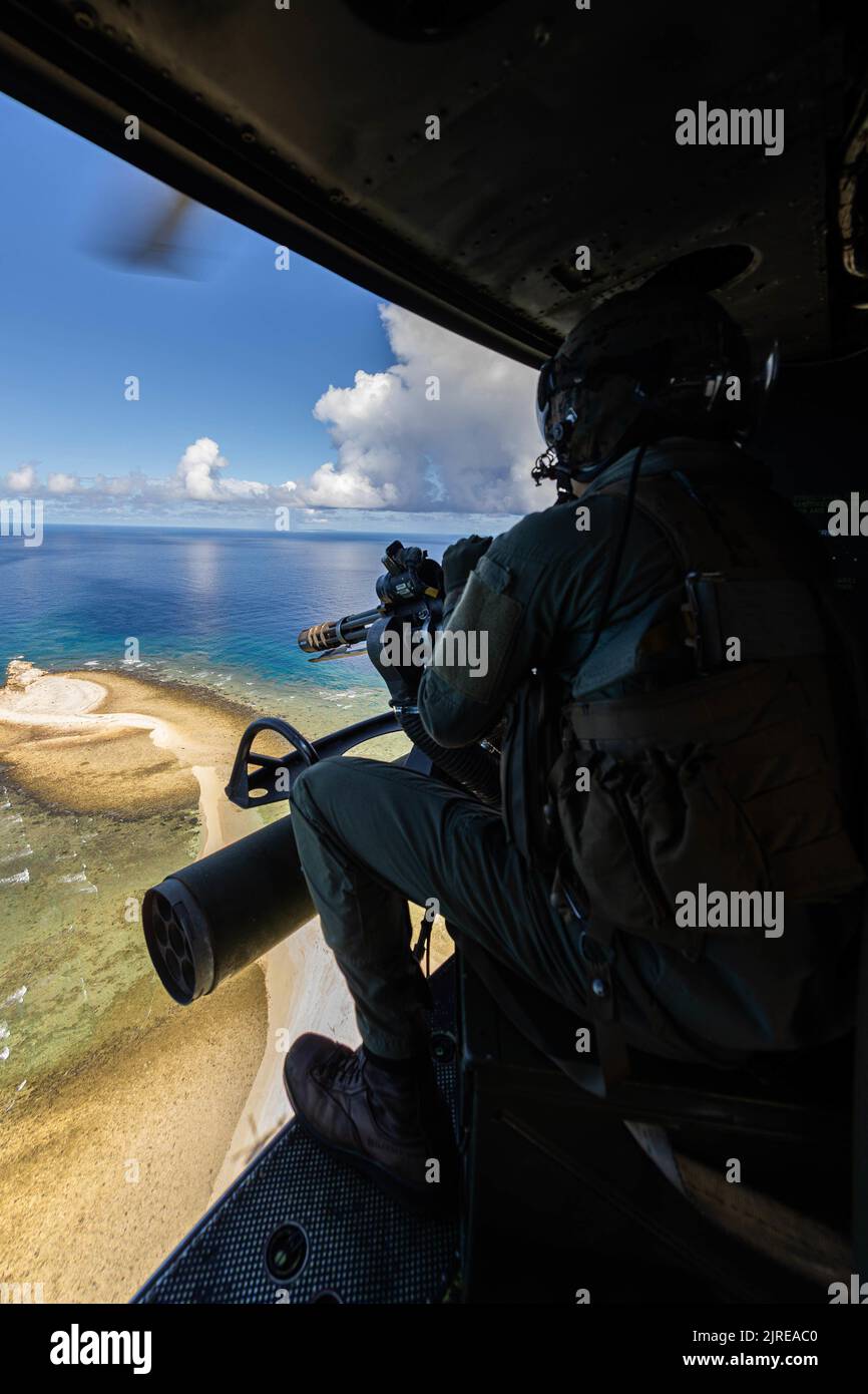 Caporal du corps des Marines des États-Unis Josh Flaller, chef d'équipage du Marine Light Attack Helicopter Squadron (HMLA) 469, tire une mitrailleuse GAU-19 au large de la côte d'Okinawa, au Japon, le 3 août 2022. La MLA-469 a mené un exercice de coordination et de reconnaissance des grèves afin d'accroître la compétence et la létalité dans l'ensemble de l'escadron. (É.-U. Photo du corps marin par PFC. Justin J. Marty) Banque D'Images