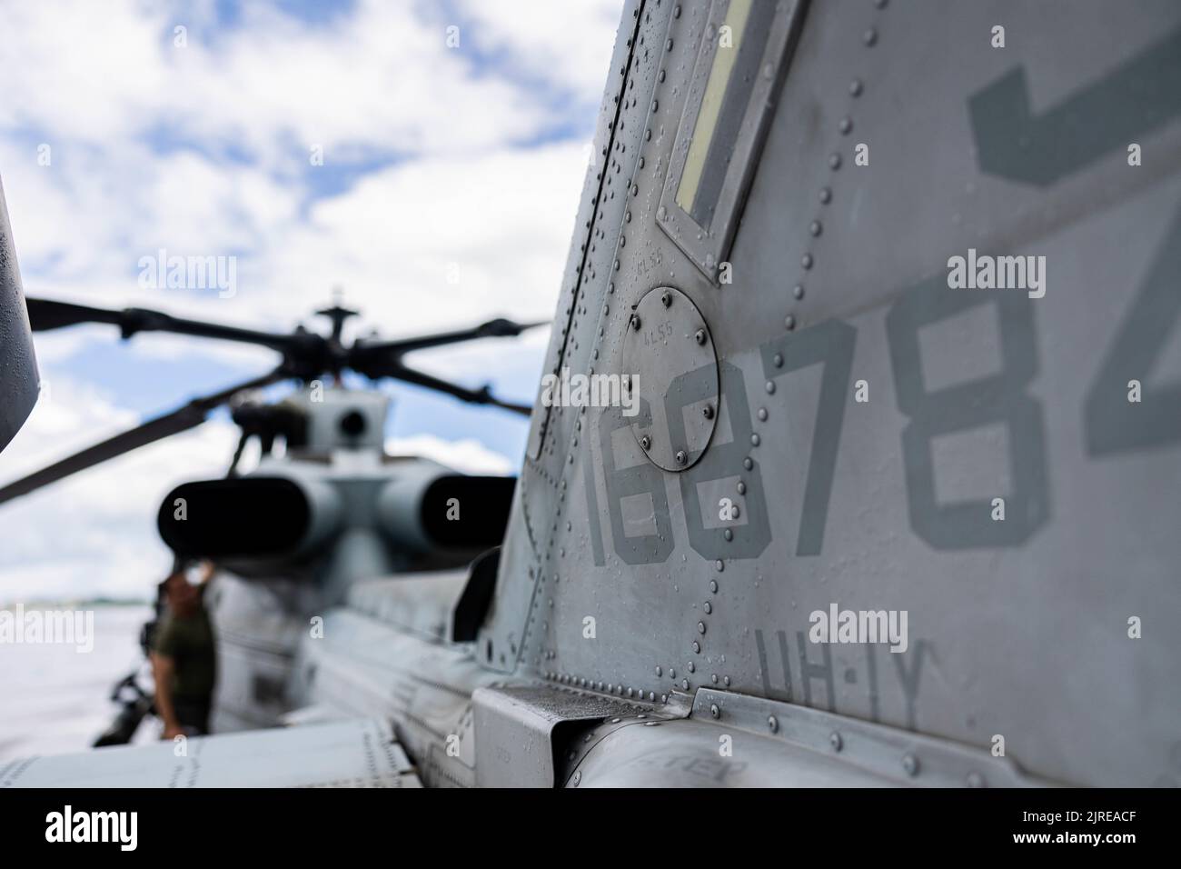 Les Marines des États-Unis, en compagnie du Marine Light Attack Helicopter Squadron (HMLA) 469, effectuent des vérifications avant le départ à la station aérienne de Marine corps Futenma, Okinawa (Japon), le 3 août 2022. La MLA-469 a mené un exercice de coordination et de reconnaissance des grèves afin d'accroître la compétence et la létalité dans l'ensemble de l'escadron. (É.-U. Photo du corps marin par PFC. Justin J. Marty) Banque D'Images