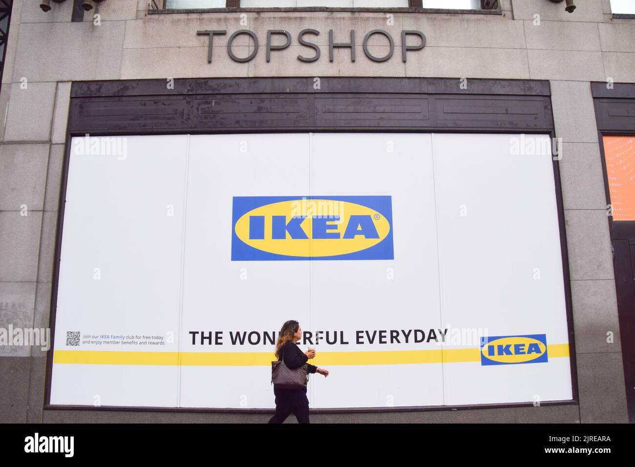 Londres, Angleterre, Royaume-Uni. 24th août 2022. Une femme passe devant la vitrine du nouveau magasin IKEA de l'ancien site de Topshop sur Oxford Street, qui ouvrira ses portes en 2023. (Credit image: © Vuk Valcic/ZUMA Press Wire) Credit: ZUMA Press, Inc./Alamy Live News Banque D'Images