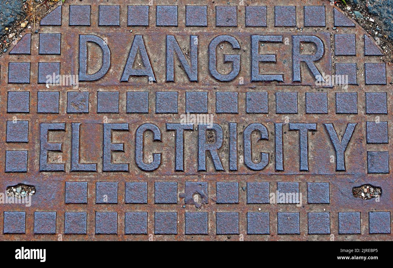 Danger - électricité , réseau en fonte rouillé, Angleterre, Royaume-Uni Banque D'Images